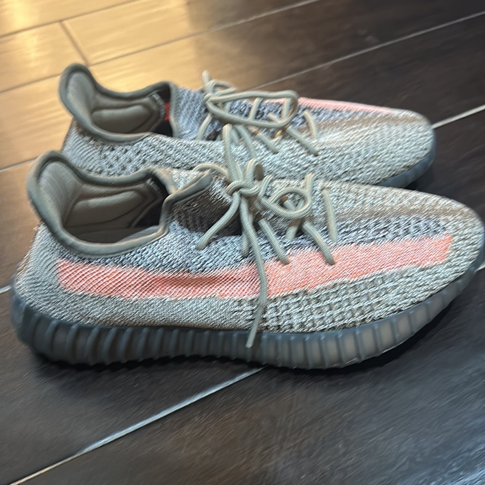 Brand New Yeezy boost 350 sneakers size men’s 9 1/2